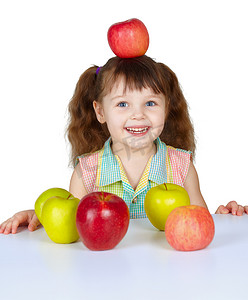 小女孩把苹果放在头上