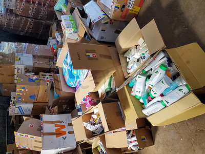 乌克兰食品卫生人道主义援助在发送给临时搬迁者之前分拣成包裹