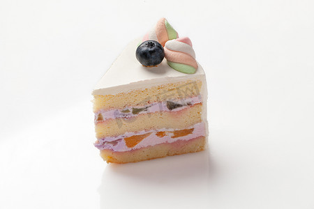 一块饼干蛋糕，配马斯卡彭奶油、水果、棉花糖和蓝莓
