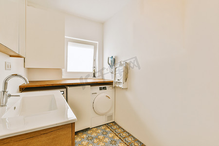 洗马桶摄影照片_现代公寓的小洗手间