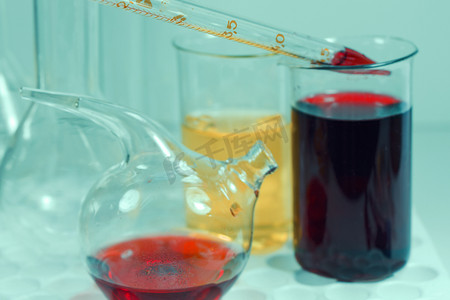 无菌台、玻璃器皿和吸管中的实验室化学液体元素和研究诊断、仪器和物品。