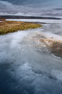 冰池塘摄影照片_俄罗斯结冰的池塘