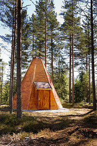 森林中的帐篷小屋