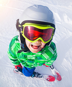 冷的男孩照片摄影照片_初级滑雪者的照片