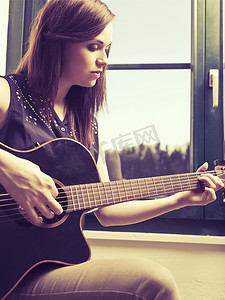 弹窗摄影照片_靠窗弹吉他
