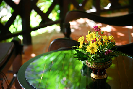 桌上的花摄影照片_桌上的花