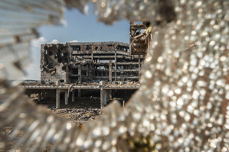 机场废墟的广角视图通过玻璃