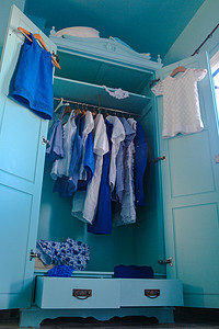 衣橱里有蓝色衣服的更衣室