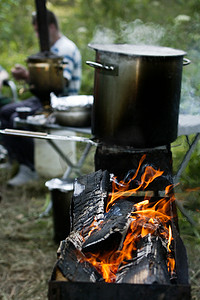 带沸腾锅的炭烤架