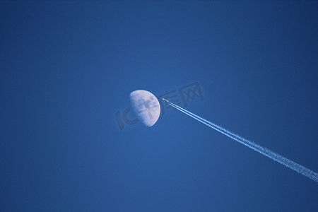 在月亮附近的天空中的飞机