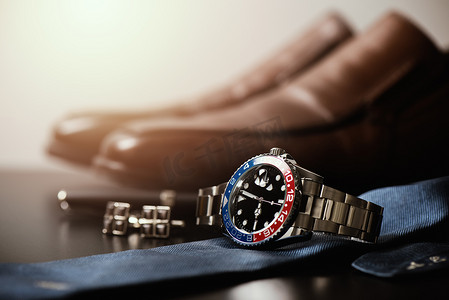 带蓝红色表圈的正式奢华男士腕表