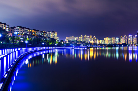 五颜六色的桥梁和都市风景在晚上在韩国。