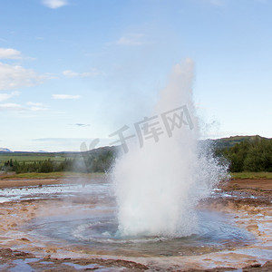 冰岛 Geysir 地区的 Strokkur 喷发