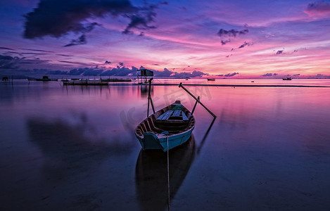 旅游杂志摄影照片_美丽的海平线上的一艘船