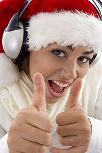 戴着圣诞帽并竖起大拇指的女人