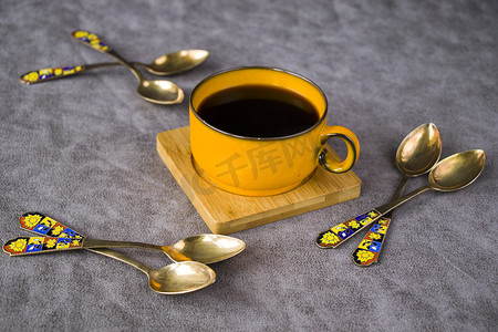 桌上的复古勺子、银器、黑咖啡杯