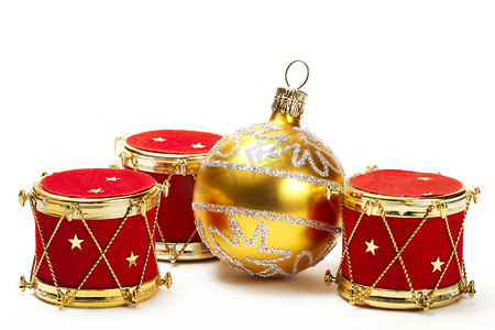 圣诞球和红鼓饰品