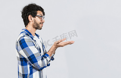 活动产品海报摄影照片_微笑的人用手推荐产品，男人用手掌推荐广告。