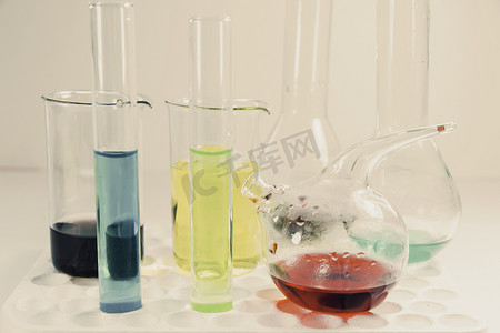 物品台摄影照片_无菌台、玻璃器皿中的实验室化学液体元素和研究诊断、仪器和物品