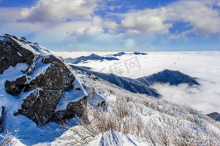 韩国冬天，雪岳山被晨雾覆盖。