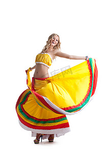 快乐的年轻女人表演墨西哥舞蹈