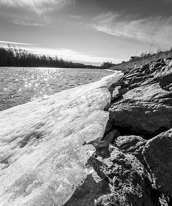 河边的冰和岩石