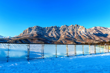 冬季，韩国雪岳山的蔚山巴维岩。