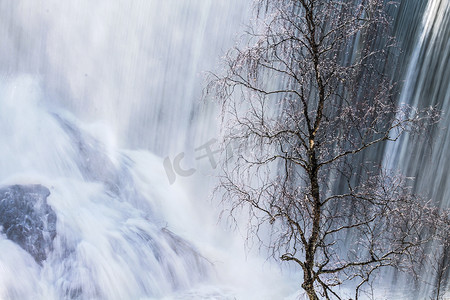 池塘瀑布摄影照片_在挪威的瀑布