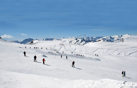 瑞士高山摄影照片_高山滑雪场的滑雪者