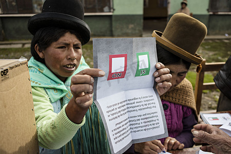 五一全民嗨购摄影照片_玻利维亚 - 全民公投 - 宪法