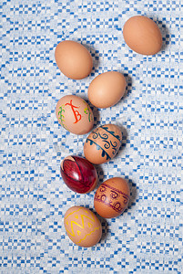彩蛋黄色摄影照片_蓝白毛巾上的彩蛋
