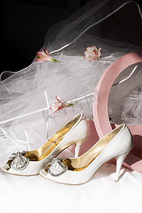 婚礼鞋、盒子和面纱