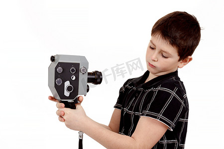 带着老式模拟 8 毫米相机的小男孩