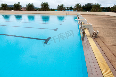 线条分割摄影照片_游泳池中的蓝色水波