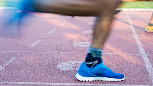 运动天赋摄影照片_跑步者的脚在跑道上运动