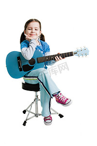 弹吉他的年轻女孩