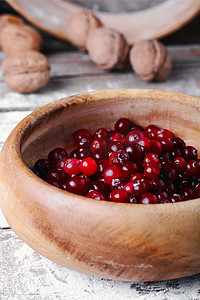 成熟的小红莓在碗里
