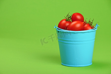 绿色的蓝色桶红樱桃西红柿