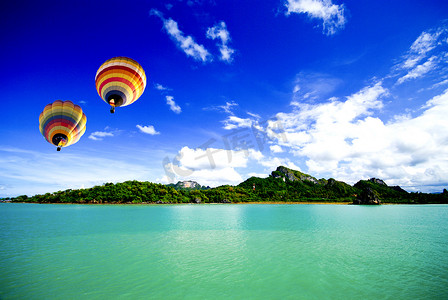 苏梅岛背景摄影照片_泰国苏梅岛海上的热气球