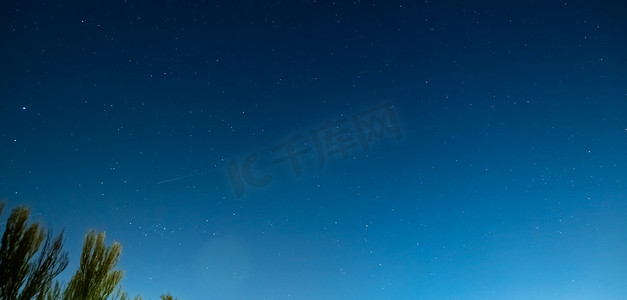 黑色夜空背景摄影照片_星星夜空背景与埃隆马斯克卫星移动