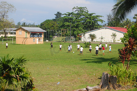 女子在高中校园踢足球