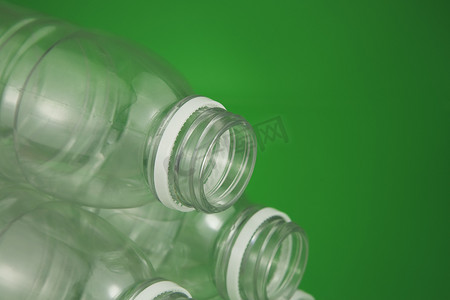 准备回收的空塑料瓶