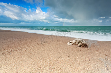 彩虹波浪摄影照片_大西洋沿岸的金色沙滩