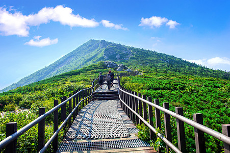 奥赛德摄影照片_游客在韩国雪岳山周围拍照留念。