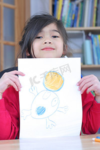 快乐的六岁女孩炫耀绘画。