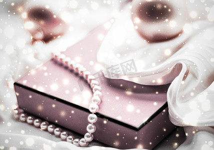 广告背景金色摄影照片_圣诞魔法假期背景，节日的小玩意，粉红色