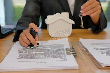 在抵押贷款合同协议文件上加盖房屋钥匙的房地产经纪人