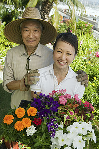 一个快乐的老人和女儿在花园里的画像