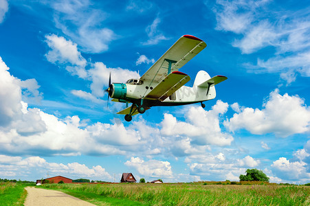 农用飞机低空飞过田野