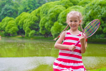 可爱羽毛球摄影照片_可爱的小女孩在野餐时打羽毛球